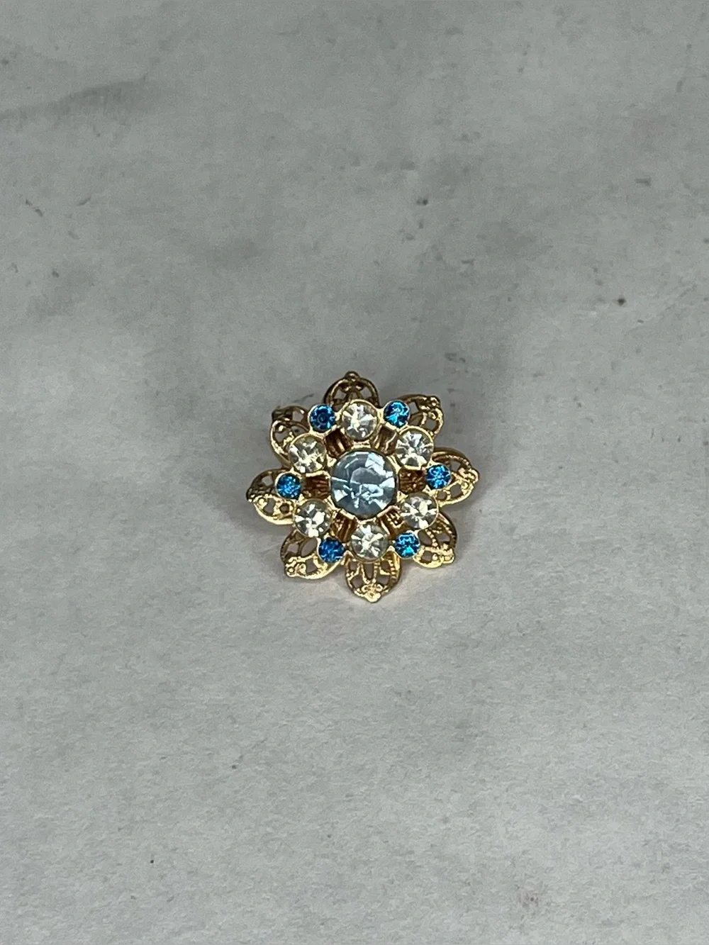 Gold snowflake brooch❄️